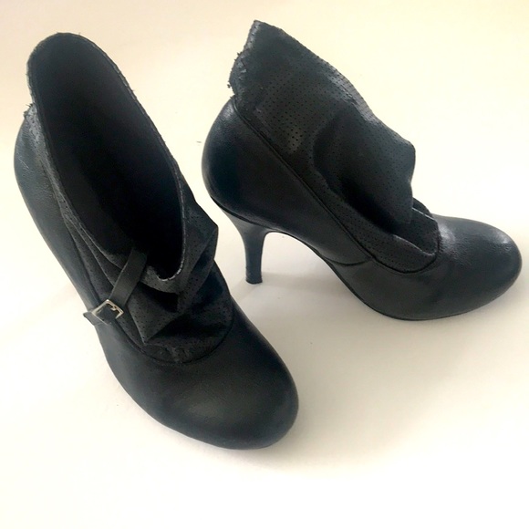 LE CHÂTEAU Faux Leather Booties Shootie - Picture 2 of 10